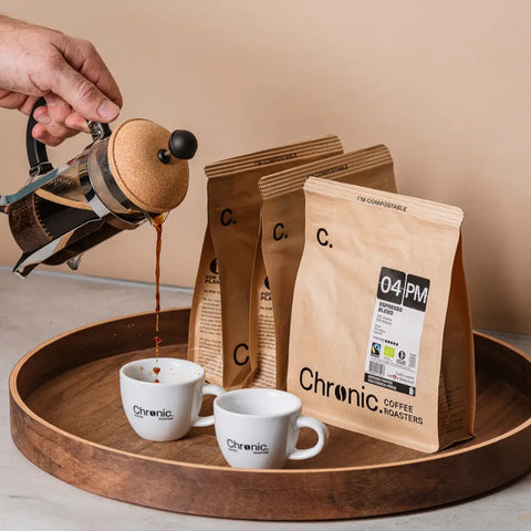 Café Chronic. qui coule d’une French Press