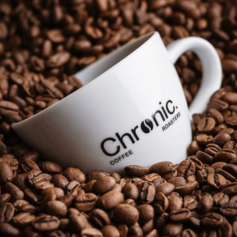 Tasse de café Chronic. dans des grains torréfiés